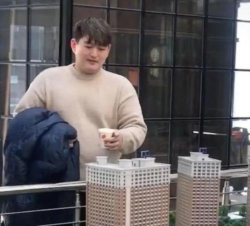 青岛网红大叔和他儿子吃瓜事件,一场网络热议的亲子互动  第1张 青岛网红大叔和他儿子吃瓜事件,一场网络热议的亲子互动  第1张